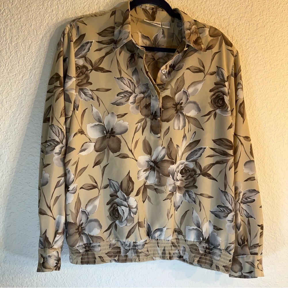 Alfred Dunmer Women’s floral print blouse with a smocked‎ elastic hem. Size 16